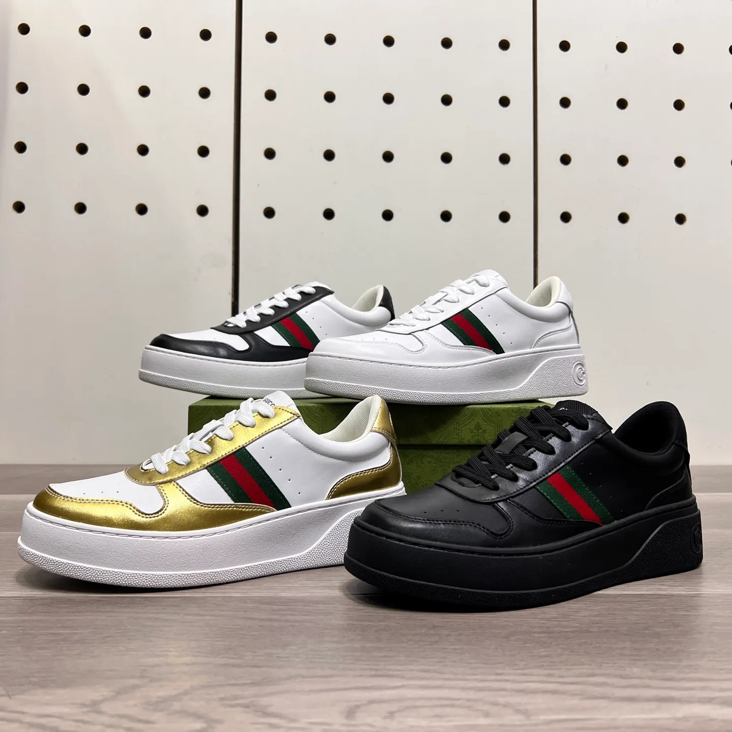 Factory price: 400💰Gucci original quality.~ Unique modern style sneakers. 🏃A must-have casual shoe for trendy men😍😍 Imported cowhide, sheepskin foot pads (refuse to discolor and grind feet) soles: Original soles specially provided by the original factory, French lazy style design ⚠️Fit to the feet, original quality, super comfortable original soles. Just like shooting the real thing 🎬The real thing is better, high-quality sneakers, size: 38-44 (45 and 46 can be customized)